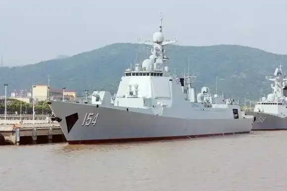 "厦门"号,舷号154,是我国自行研制生产的新型导弹驱逐舰.