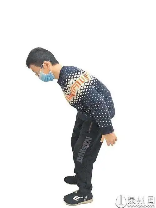 92 年的她连骨头都变形了男生驼背严重图片为什么男生们都含胸驼背个