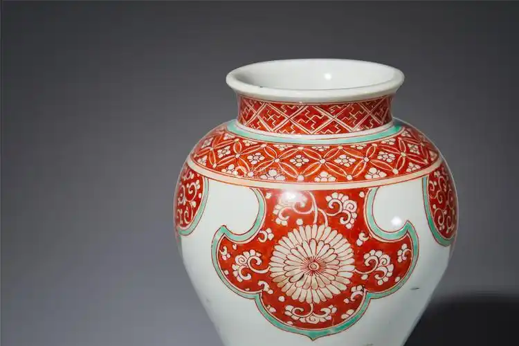 清康熙红绿彩花卉纹广口梅瓶