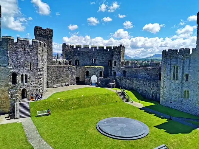 卡纳芬城堡是英国国王爱德华一世在原有诺曼人城堡基础上改建成的