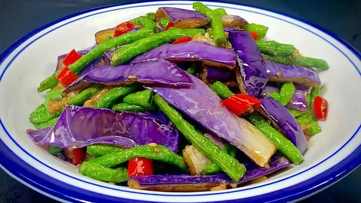 茄子炒豆角,小炒四季豆,凉拌苦瓜的家常做法  夏季雨水多,气温高,人体