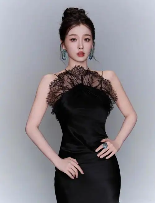 虞书欣的这套造型令我眼前一亮——身着2024春夏黑色礼服亮相