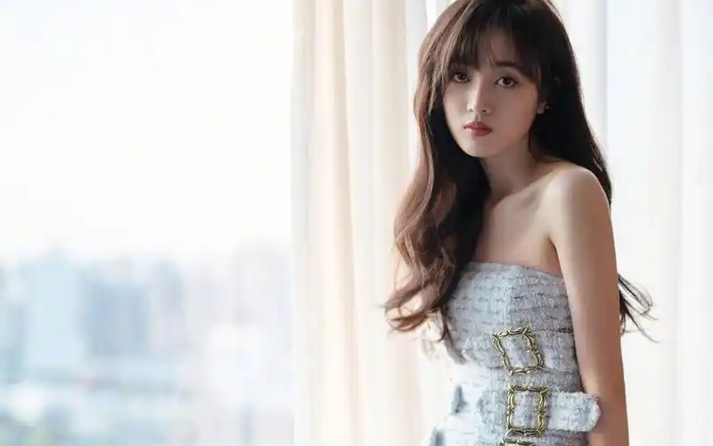 吴宣仪抹胸裙慵懒高清桌面壁纸