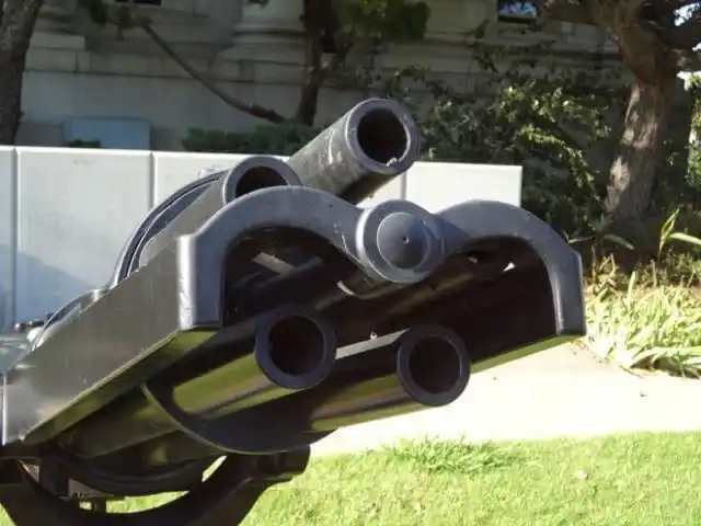 哈奇开斯转管炮被用于压制步兵堡垒和战舰上也有