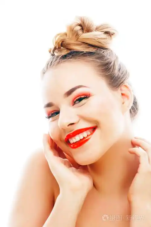 年轻的金发女子,妆容鲜艳,面带微笑,指指点点,情绪孤僻,就像白色的