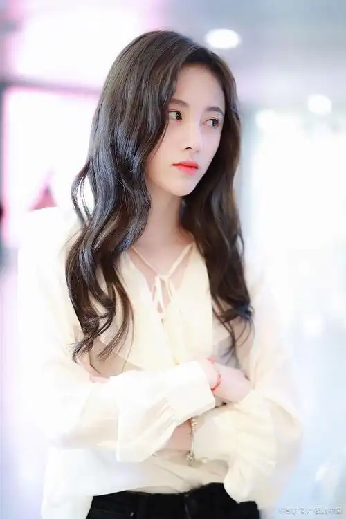 鞠婧祎:舞台上的优雅之花