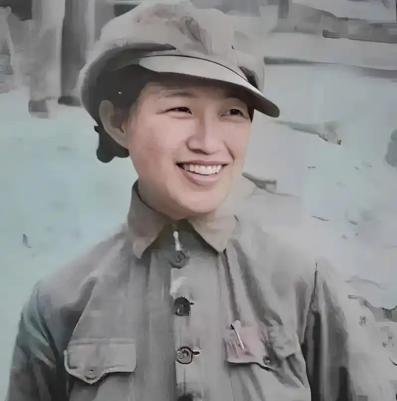 照片中的她穿着军装,五官精致迷人,看上去英姿飒爽,她的名字叫孟庆树