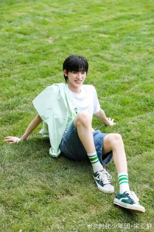 宋亚轩告别八月plog#宋亚轩八月最后一天plog,今天的小宋是绿色的