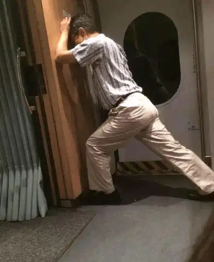 地铁上摸胸亲嘴喂奶各种大尺度画面太污网友炸锅了