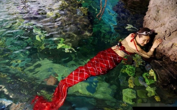 农村女孩变身"美人鱼",所有人都惊呆了!