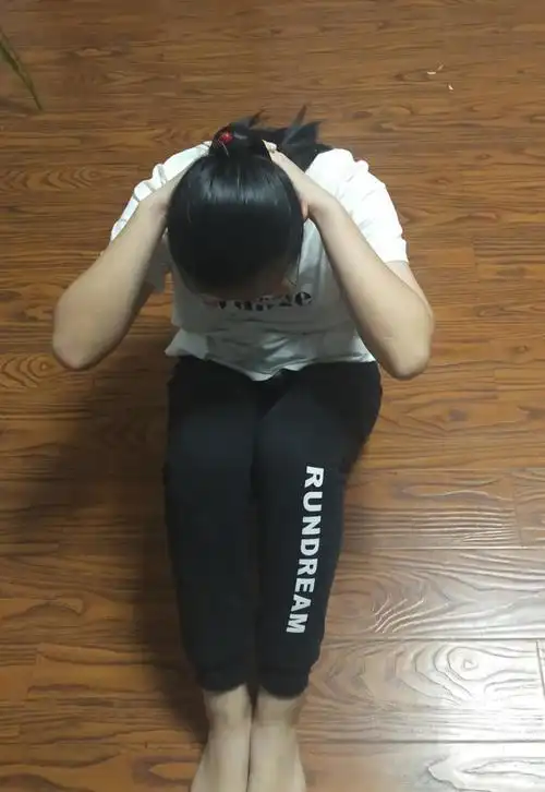 女生仰卧起坐是中考项目,对于学生的腰腹核心力量要求较高,通过练习能