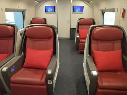 高铁的特等座(商务)!但一个人也没有.