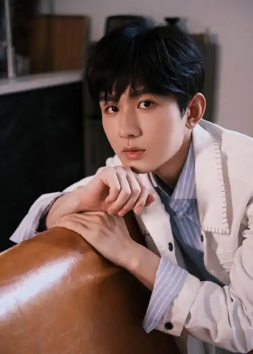 成毅初秋午后大片##成毅白色工装造型