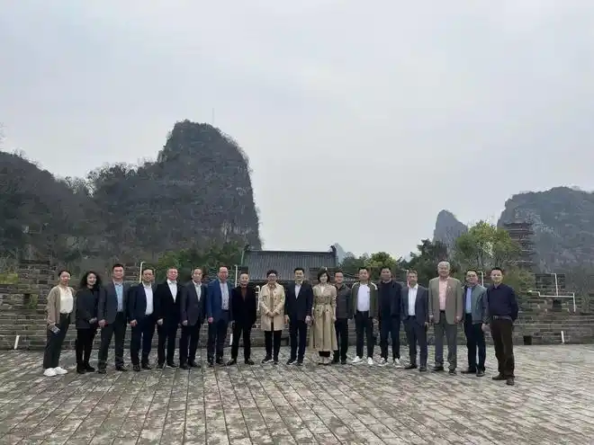 桂林市委书记周家斌会见洪清华一行