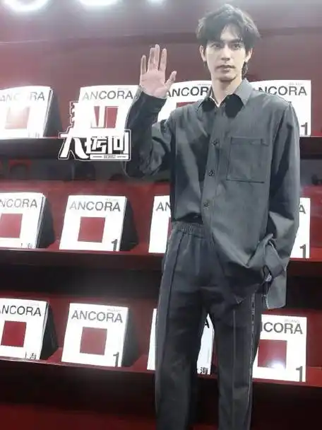 宋威龙晚宴活动拍照,群访高清视频,浓颜很扛镜头狐厂大拷问的微博视频