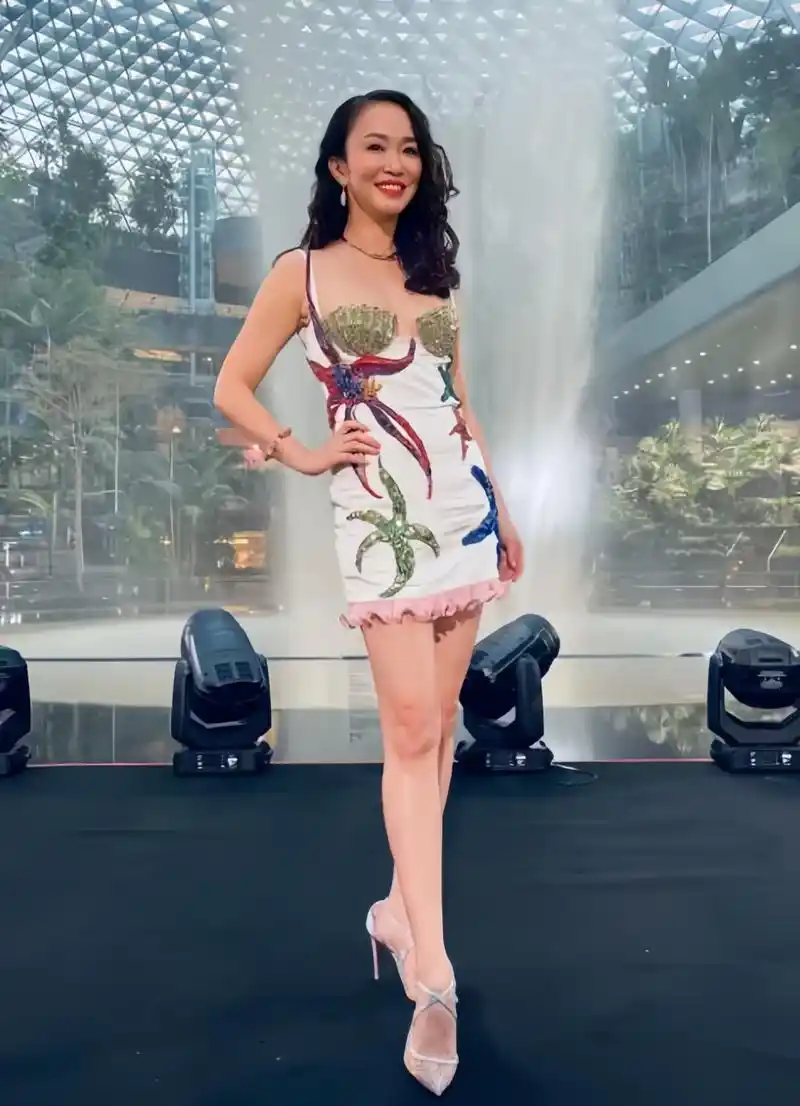 范文芳气质状态十分出众,她的颜值和身材都无可挑剔.