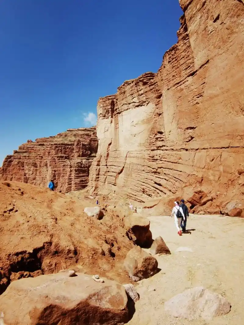 温宿大峡谷,景区位于新疆温宿县境内,距离阿克苏地区约150公里.