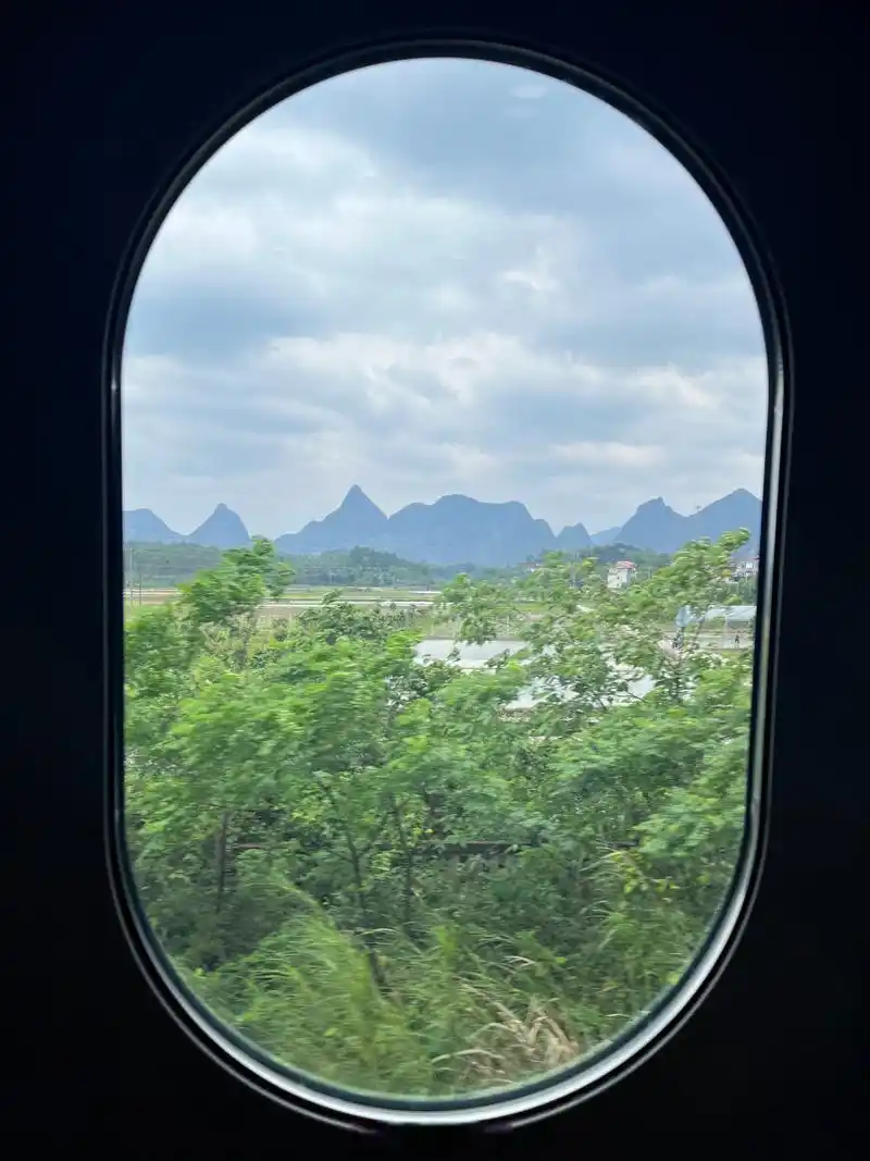 【#高铁车窗外的风景有多美# 】乘着复兴号抬头望向窗外,仿佛打开了一