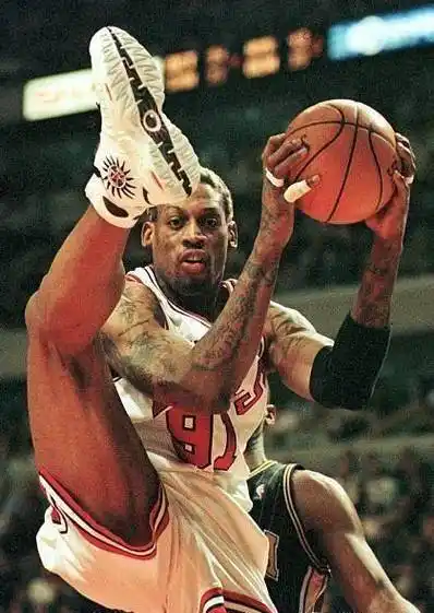 原创巅峰罗德曼在活塞马刺不是巨头为何34岁来到公牛后却成了巨头