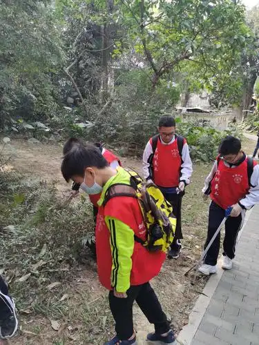 中学一(4)班学生义工队"携手父母,爱护环境,从我做起"宣传公益活动