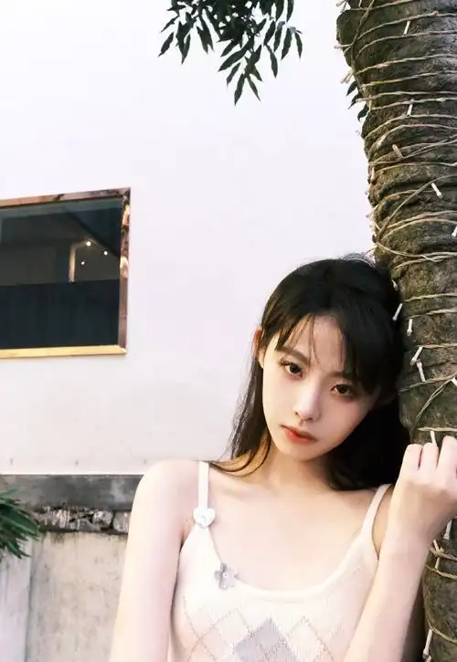 一组创造101董颜图片分享给大家,董颜,原名王婷,1996年出生于浙江