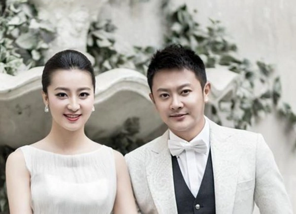 印小天一家生活近照,妻子哈琳娜国际范十足啊!