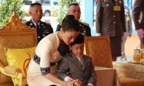 原创泰王妃西拉米贫苦出身43岁削发为尼当街匍匐跪拜儿子