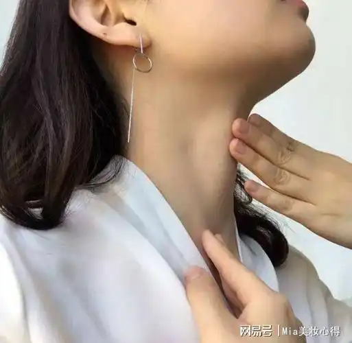 女人脖子出现三条杠你知道表示什么吗别傻傻不在意