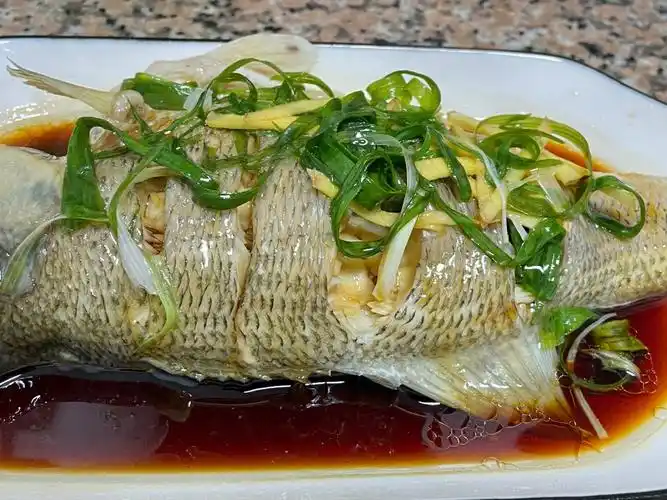 简单零失败的清蒸鲈鱼鱼鲜肉嫩营养高