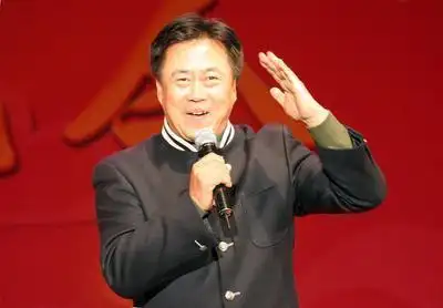 某产品如今的卓林已经很少在公众面前表演相声,俨然被当成了过气演员