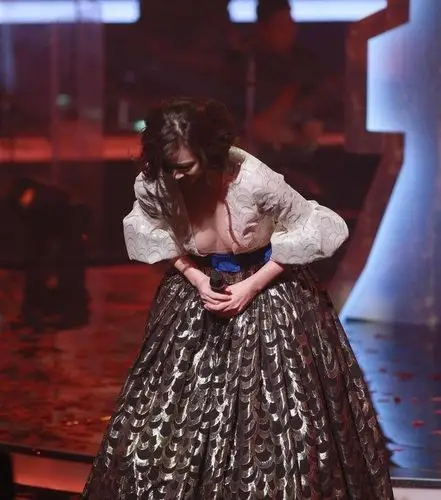 鞠躬弯腰还… 网民:姜还是老的啦!