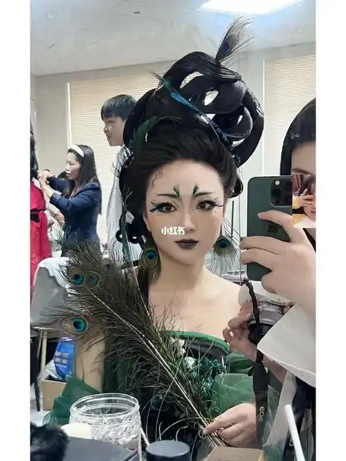 孔雀汉服创意造型#汉服  #孔雀妆  #拍摄花絮