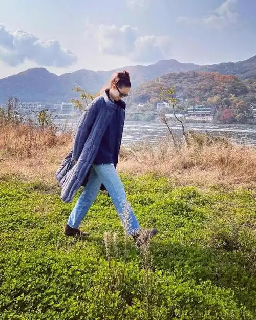 又是被孔孝真穿衣迷住的一天,私服造型舒服随性,减龄效果太强了_腾讯