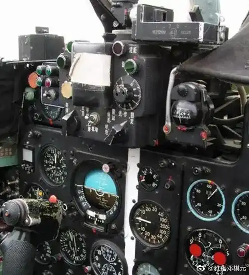 【据传是"长须鲸"系列高空高速截击机的座舱演进……】图1是歼-8白天