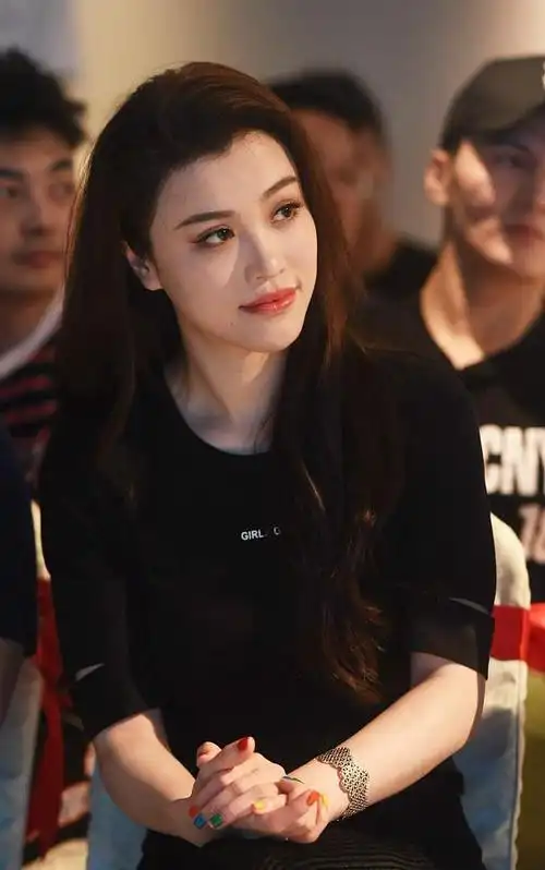 "刘翔前妻"葛天披肩长发气质怡人 对镜甜笑大长腿吸睛