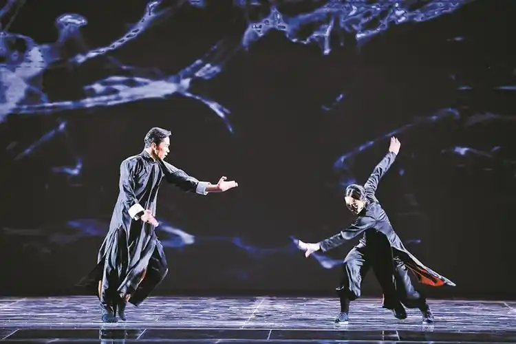 张娅姝(右),常宏基两人表演中.