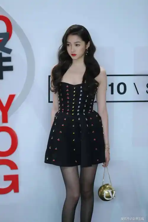 关晓彤 黑丝大长腿_身材_成为了_外貌