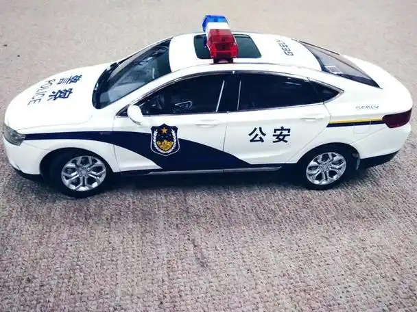 为什么警车出动时,要不断鸣笛呢?难道不怕嫌犯闻声而逃吗?