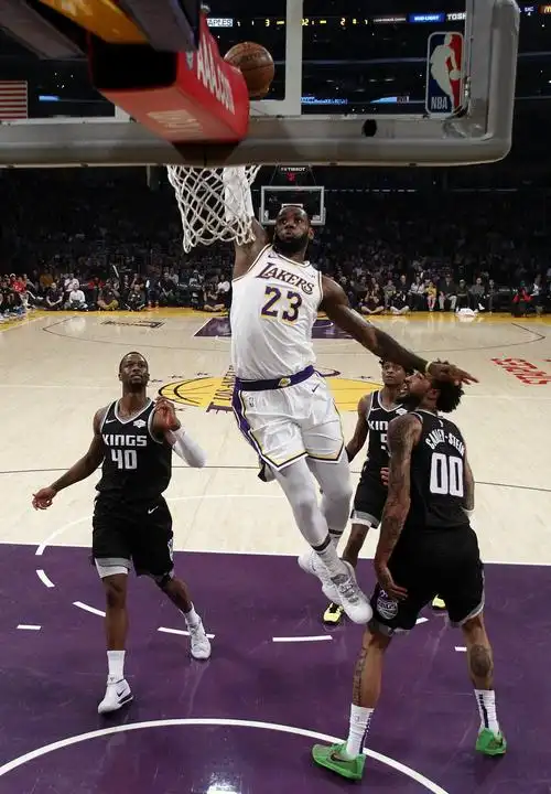 图为湖人队球员麦基在比赛中扣篮得分.