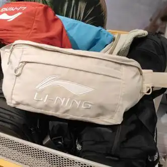 李宁斜挎包新款男女同款大容量腰包斜挎包运动旅行胸钱包刚abdt3351