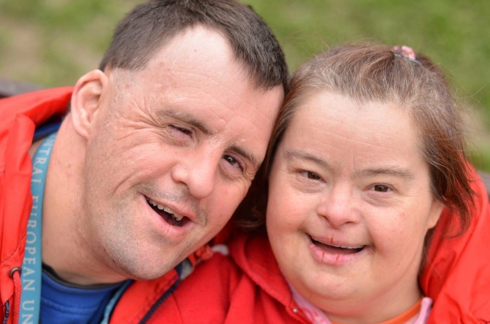 为什么唐氏综合征的孩子,没有"遗传"父母长相,长得都差不多?