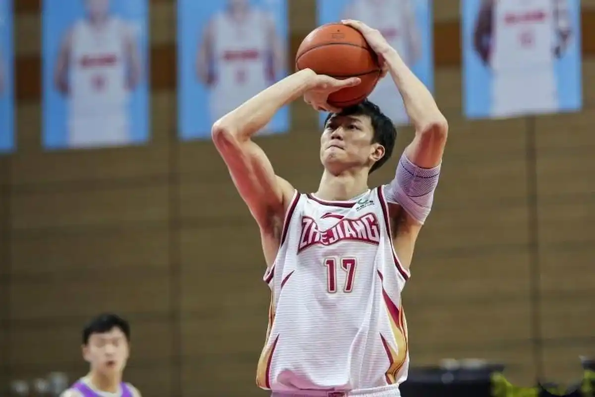 赖俊豪在2022年的休赛期遭遇右踝距腓前韧带断裂的严重伤病,之后缺席