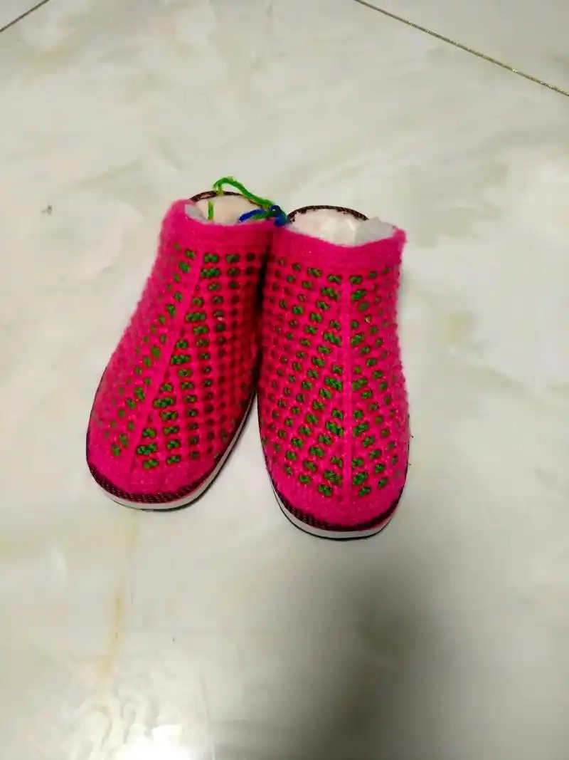 冬天到了,来一波暖脚的爱心拖鞋#纯手工毛线拖鞋  - 抖音