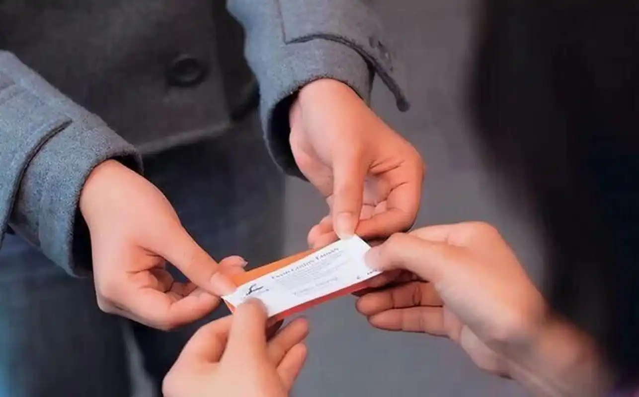 98【递送物品礼仪】 递接物品是日常生活工作中的常见的举止动作,但