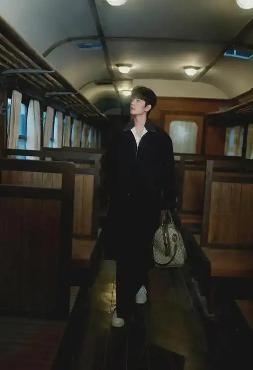 等肖战启程米兰gucci与tods才正式官宣开启米兰时装周全球盛宴