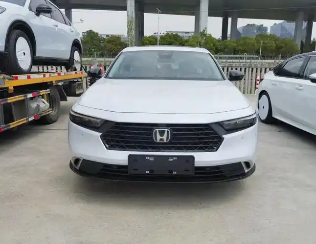 全新广汽本田雅阁插混版到达上海车展展馆外,外观风格大改