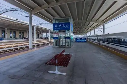 中国河南省鹤壁市高铁火车东站月台建筑