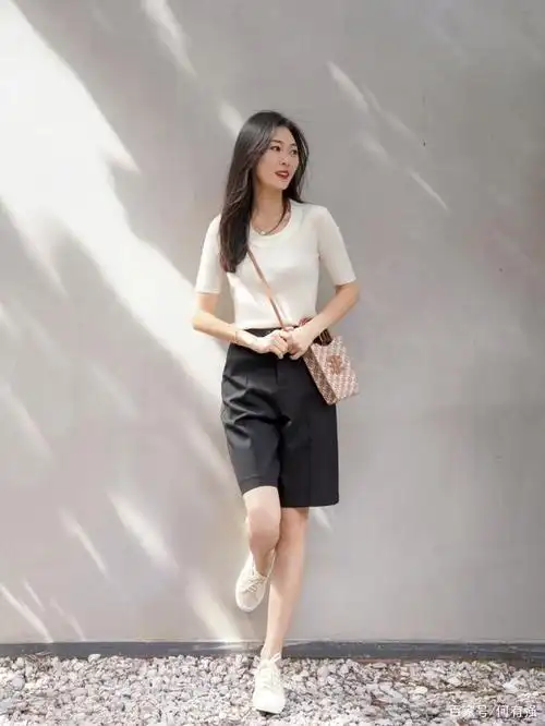 大家会越来越在乎年龄的增长,开始护肤保养,开始认真选择衣服款式,不