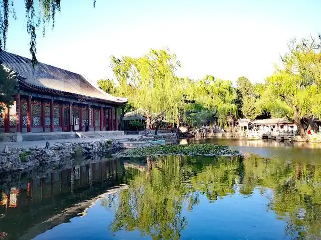 位于颐和园东北角的谐趣园其实很容易被错过,在游览过乐寿堂的大戏台