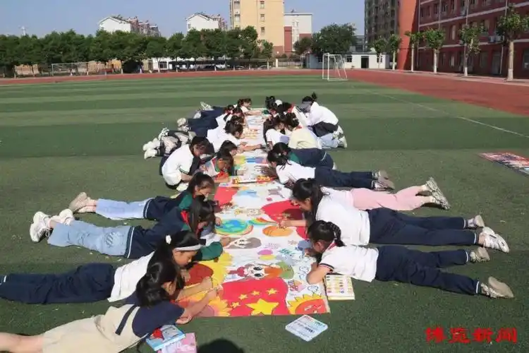 淄博经开区沣水镇第一小学举行百米长卷绘画活动